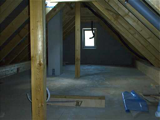 Seit heute ist auch die Klapptreppe in der Dachbodenluke eingebaut. So sieht es also im Spitzboden aus...