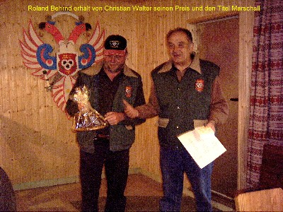 Roland Behrnd erhält von Christian Walter seinen Preis und den Titel Marschall